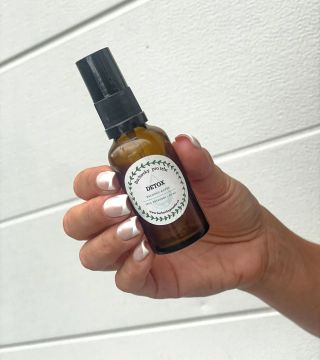 Pomáhá zbavit se starých psychických nánosů a emocí, které zatěžují tělo Podporuje vnitřní klid, uvolnění a emoční lehkost...